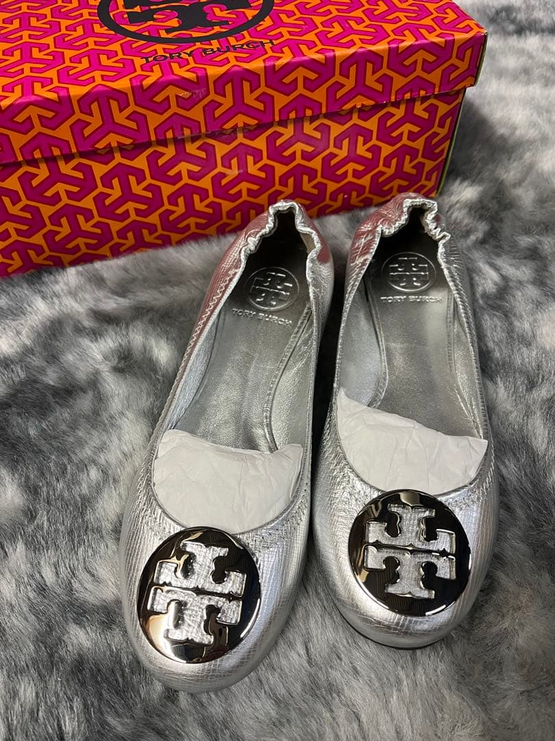 ⓶トリーバーチ　Tory Burch シルバー フラットシューズ　23.5㌢