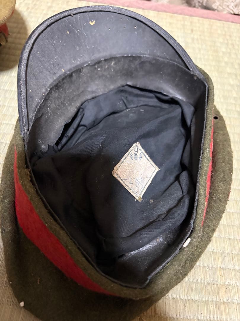 旧日本陸軍　軍帽2つ　貴重品袋　歩兵操典　陸軍簿記ノ参考　セット