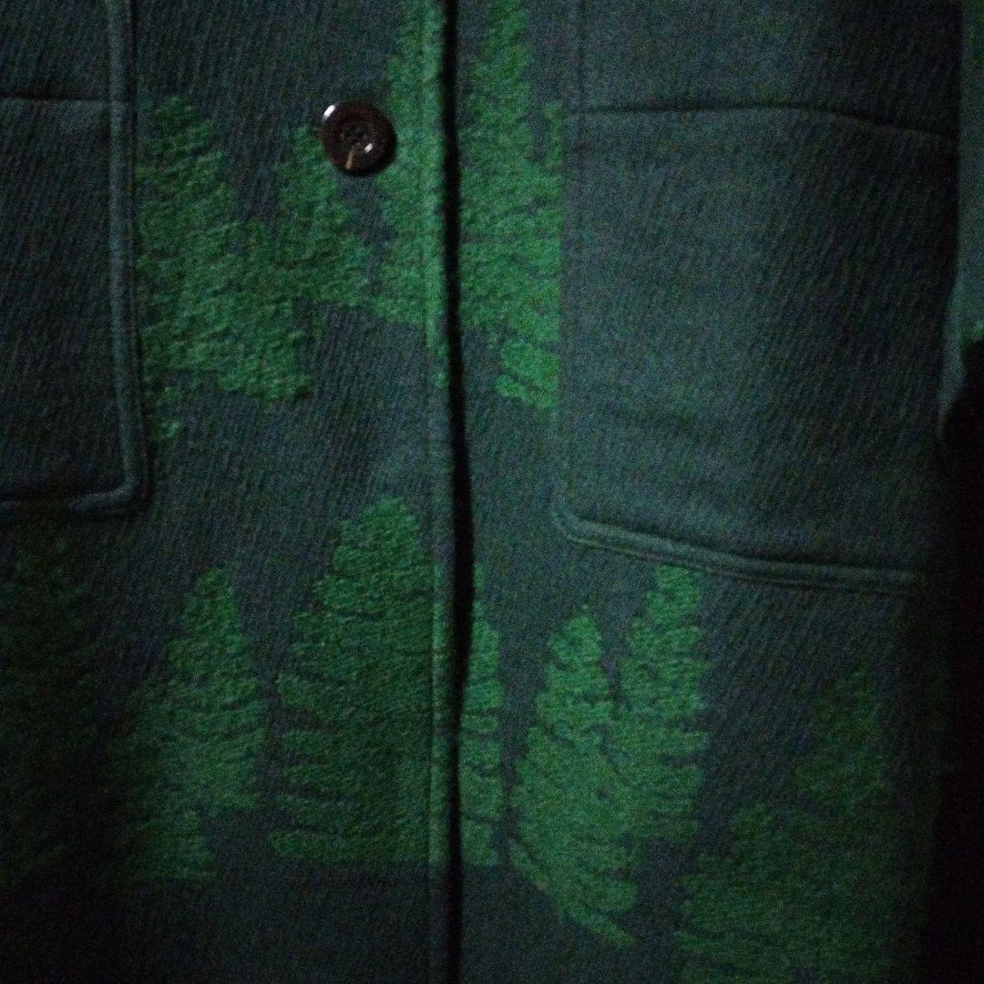 Shinanoコート・キャメルのニットベスト・ブルーのマフラーの3点