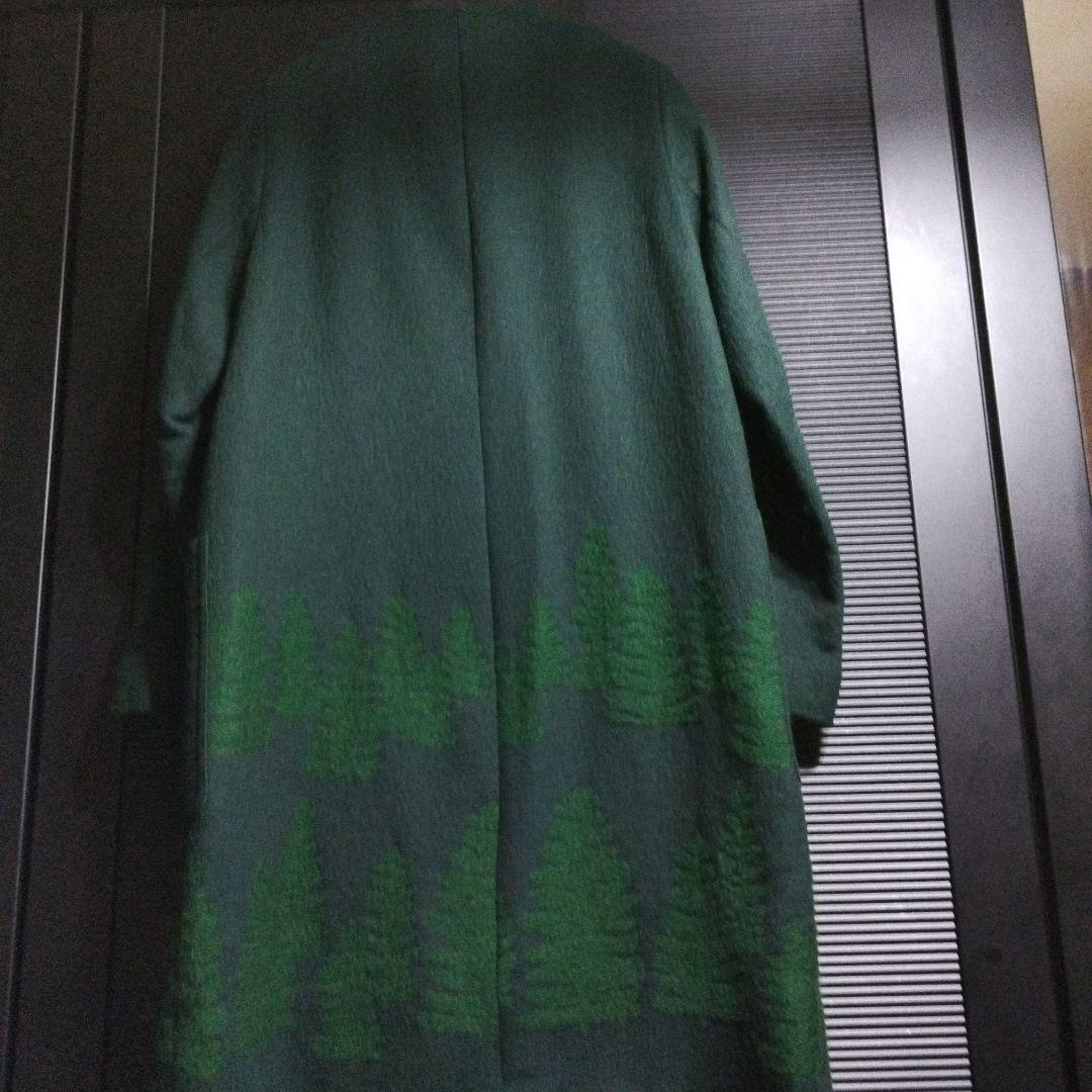 Shinanoコート・キャメルのニットベスト・ブルーのマフラーの3点