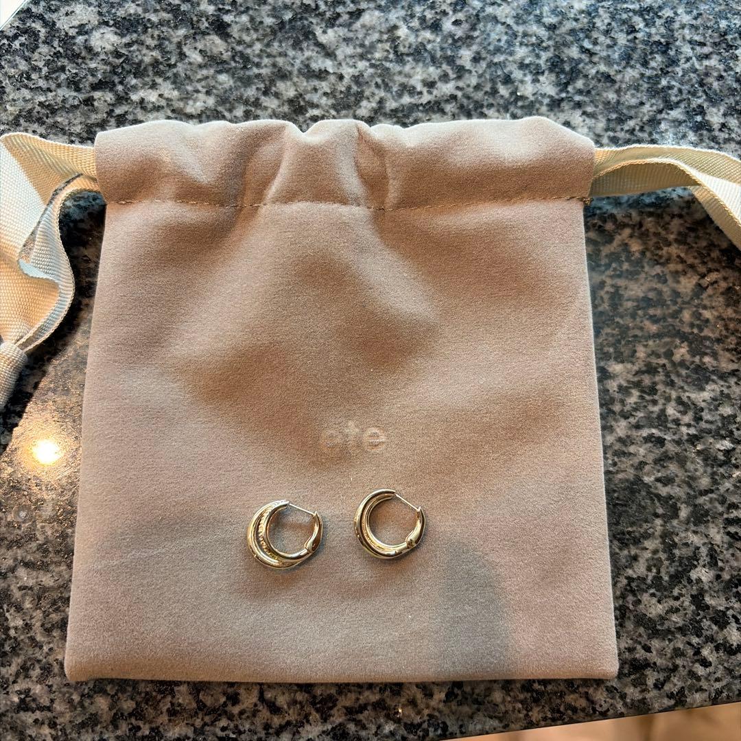 ete ビジューハグピアス ピンクゴールド