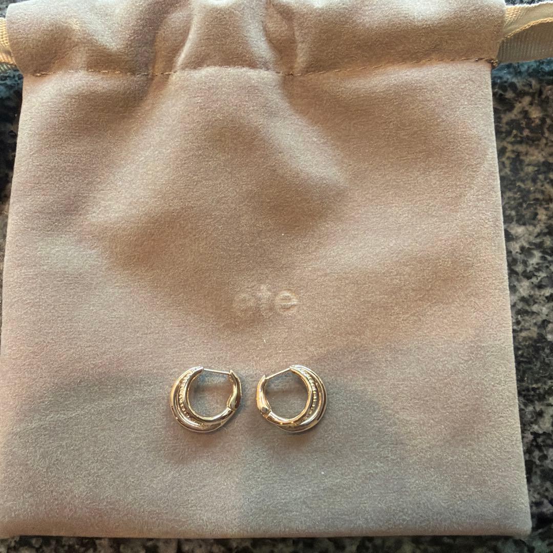 ete ビジューハグピアス ピンクゴールド