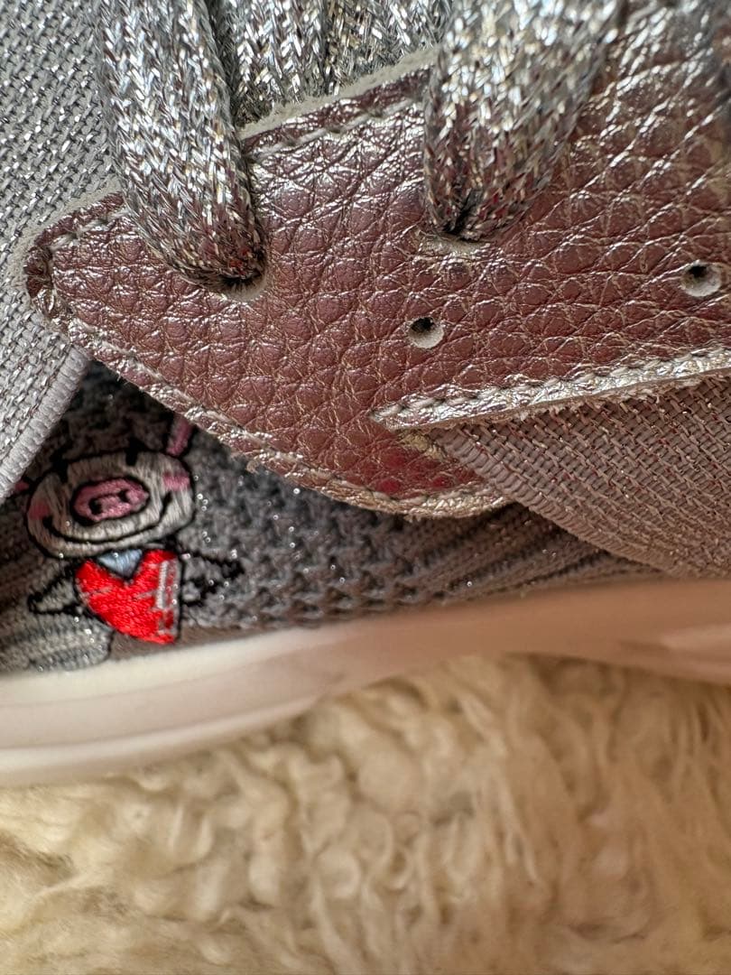 アルベロベロ刺繍キャラクター付きグレーのスニーカー