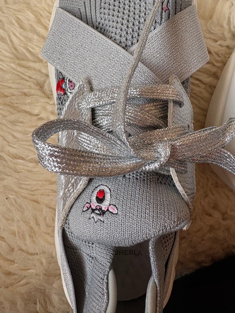 アルベロベロ刺繍キャラクター付きグレーのスニーカー