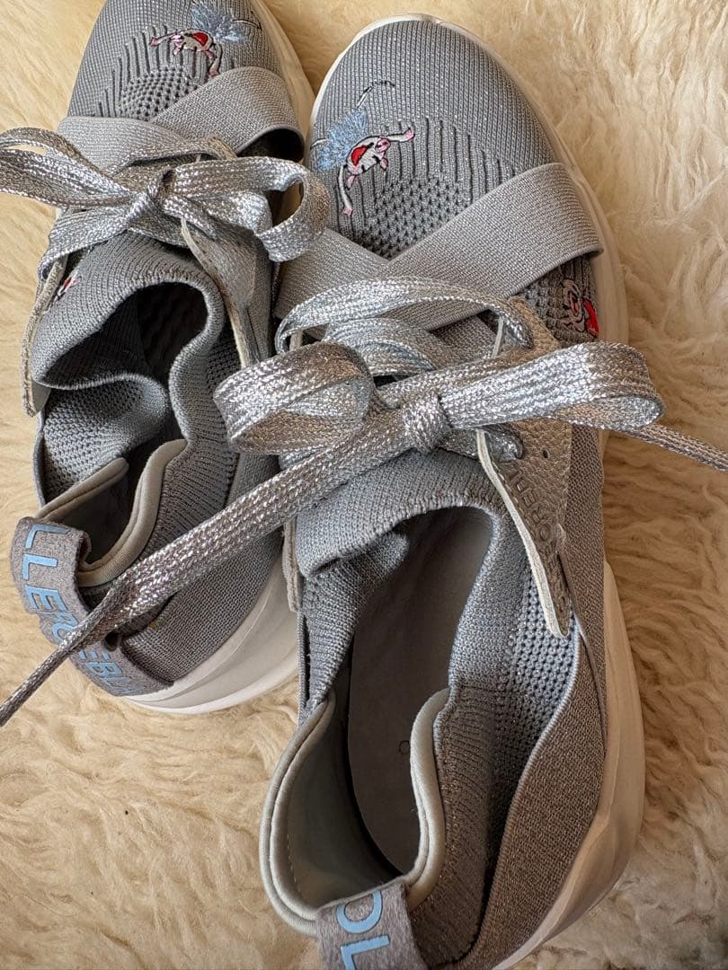 アルベロベロ刺繍キャラクター付きグレーのスニーカー