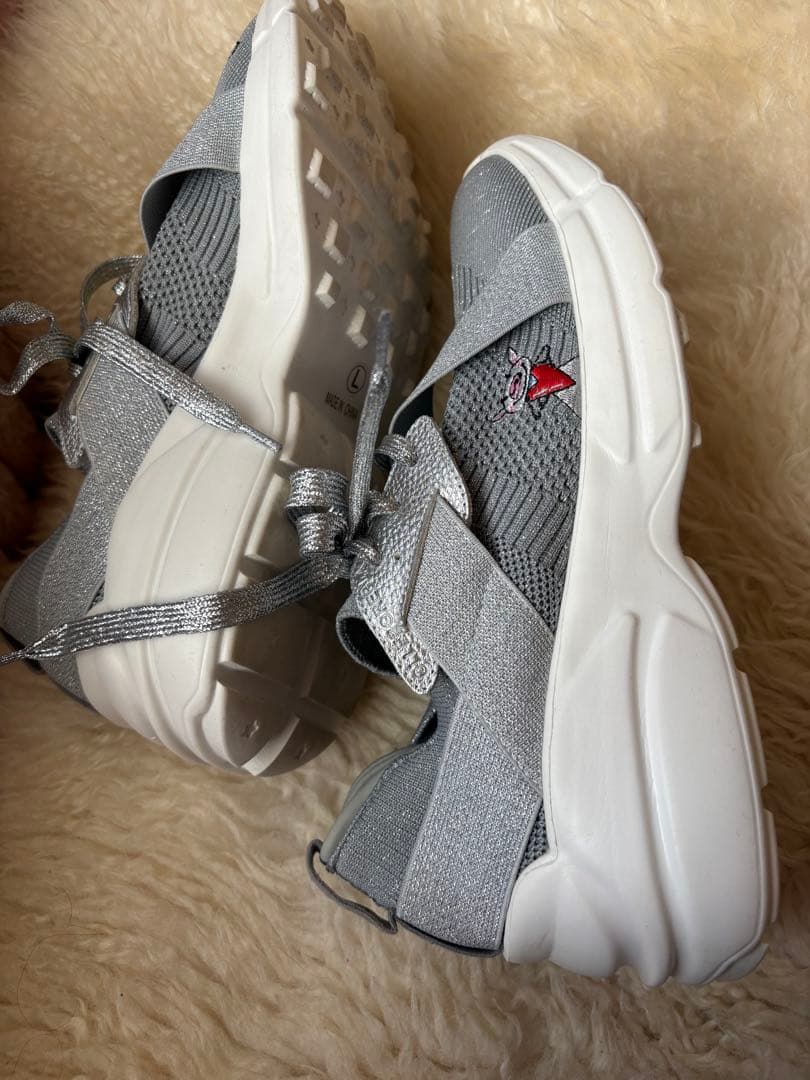 アルベロベロ刺繍キャラクター付きグレーのスニーカー