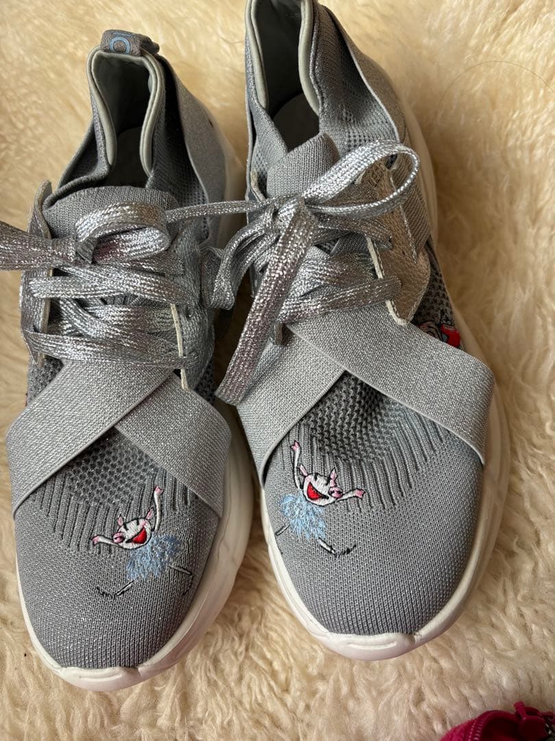 アルベロベロ刺繍キャラクター付きグレーのスニーカー