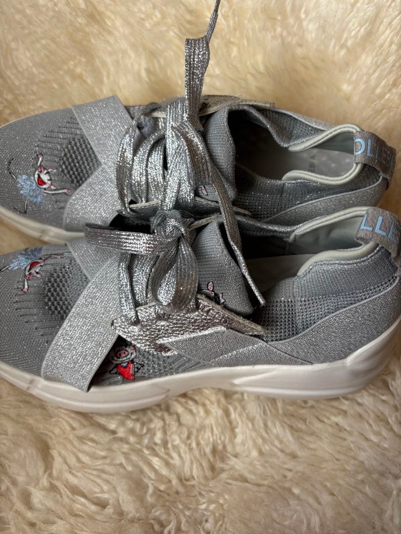 アルベロベロ刺繍キャラクター付きグレーのスニーカー