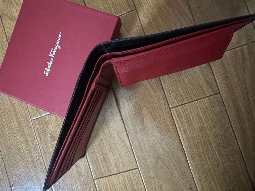 サルヴァトーレフェラガモ　ガンチーニ　二つ折り財布　レザー