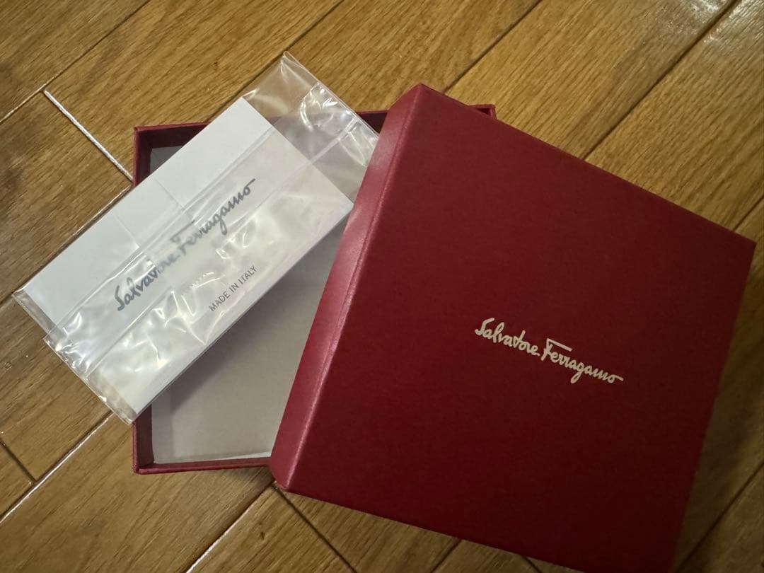サルヴァトーレフェラガモ　ガンチーニ　二つ折り財布　レザー