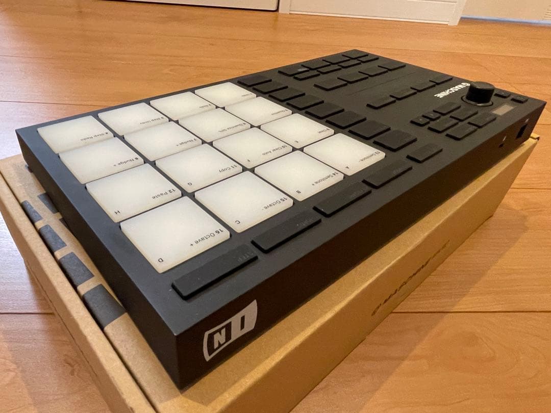②NI MASCHINE Mikro Mk3 ライセンス有