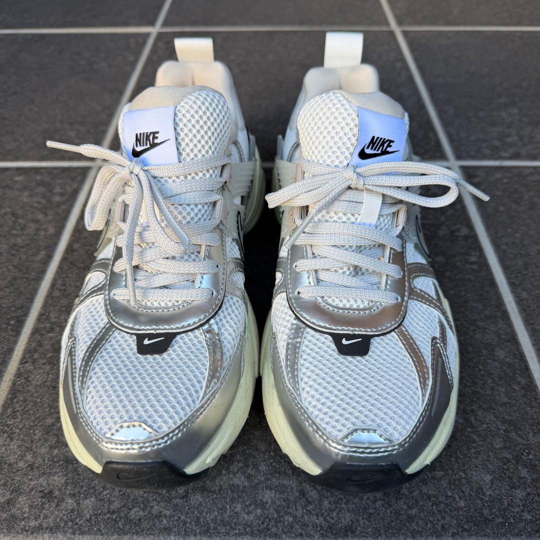 【美品】NIKE WMNS V2K RUN FD0736-100 25.5cm