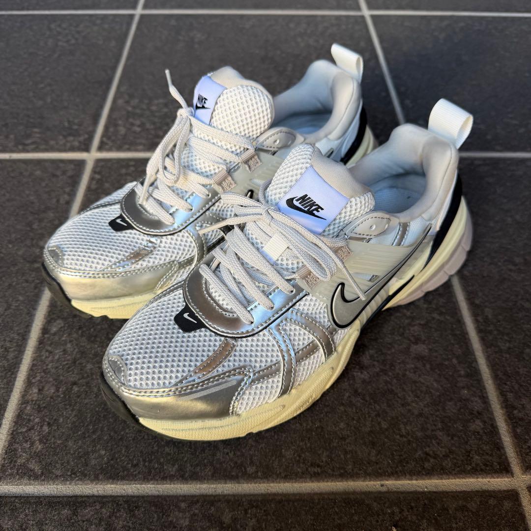 【美品】NIKE WMNS V2K RUN FD0736-100 25.5cm
