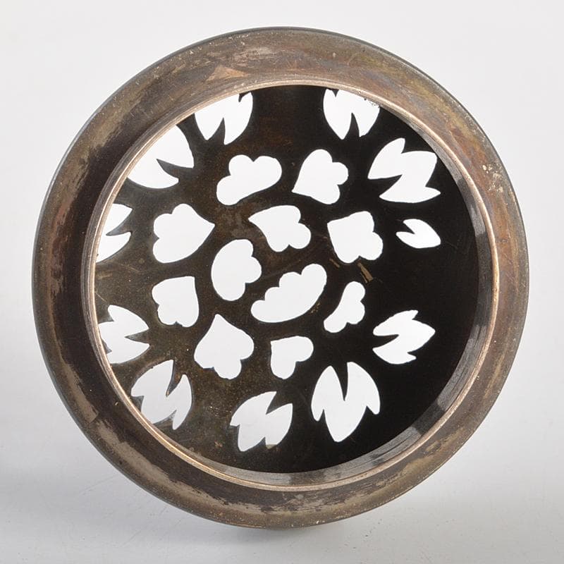 伊万里焼　赤絵金彩　獅子文　丸形三足香炉　透かし火屋付　時代箱付　D　R7196