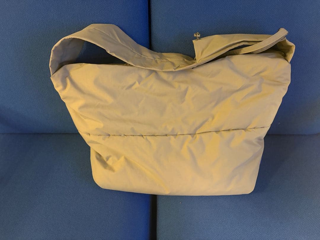 HOWLY PUFF SLING BAG グレージュ