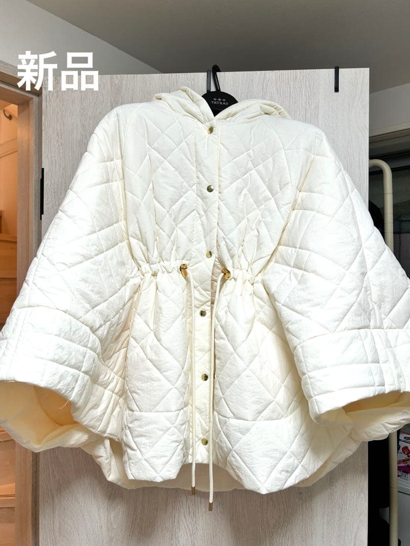 【新品】メゾンドドルチェ　フード付きキルティングポンチョ ホワイト