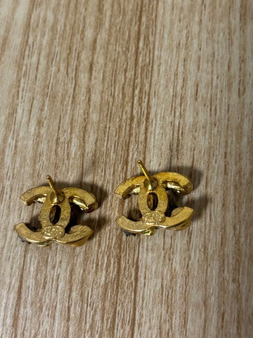 カラフルストーンとCHANELココマークロゴピアス