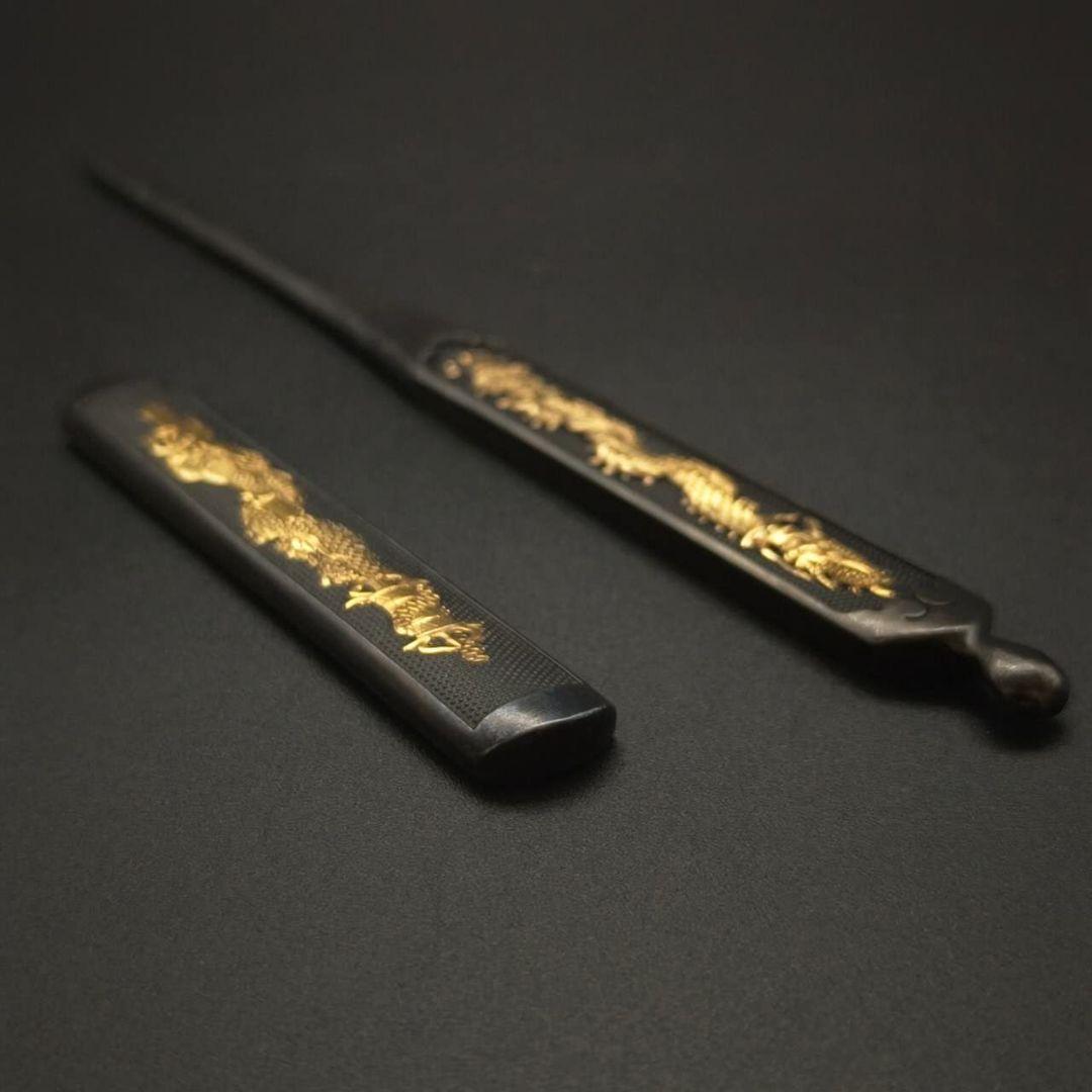 小柄　笄　倶利伽羅剣の図　　職人作　現代金工　金工品　銅製　金メッキ　日本刀装具