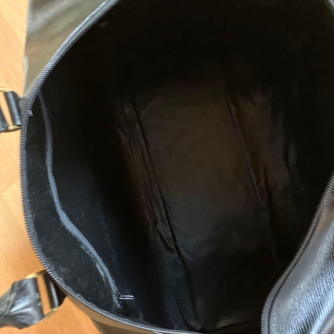 黒いレザーボストンバッグ