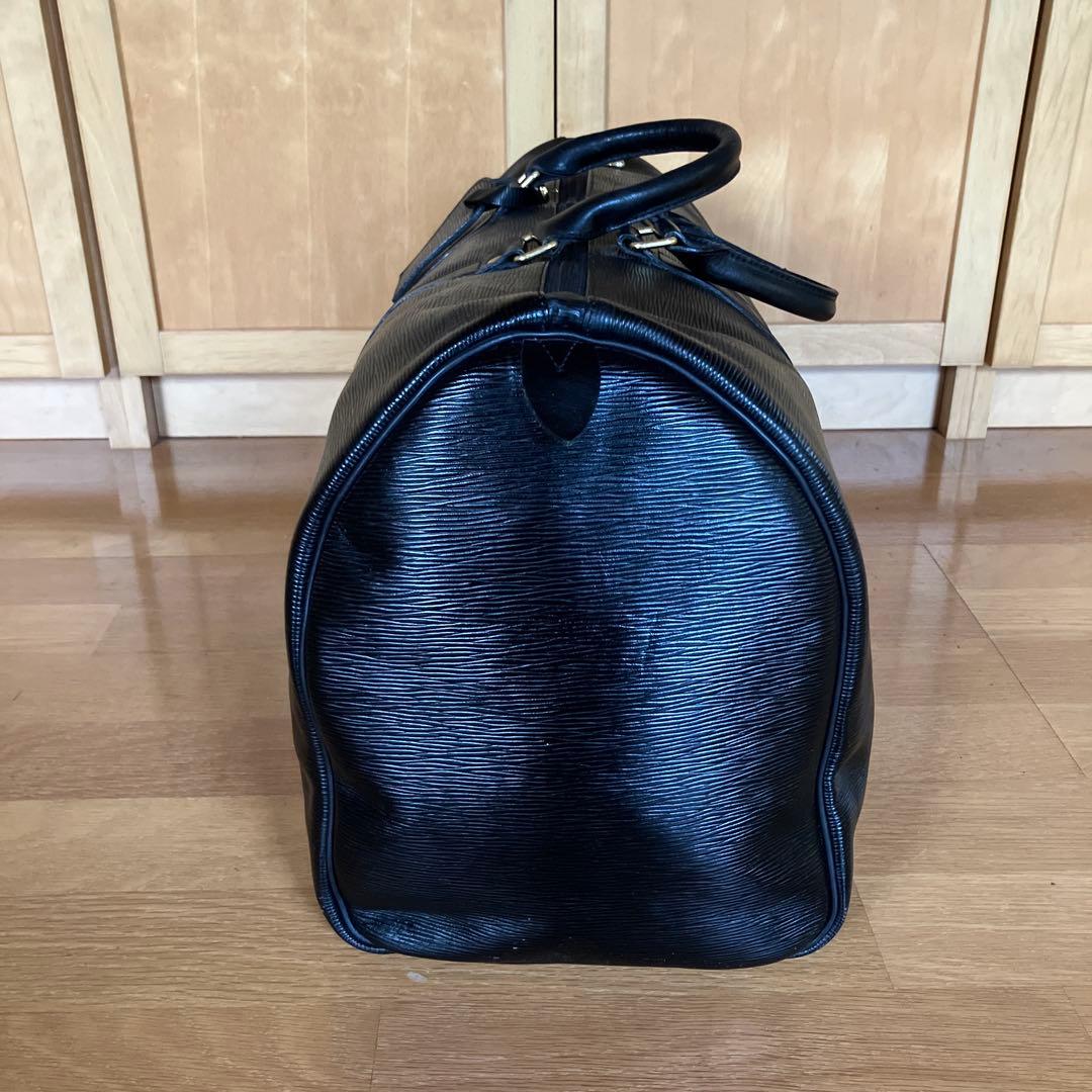 黒いレザーボストンバッグ