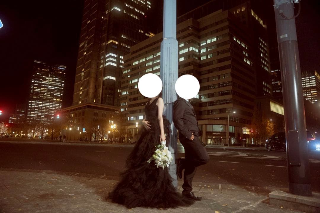 黒いフリル付きロングドレス