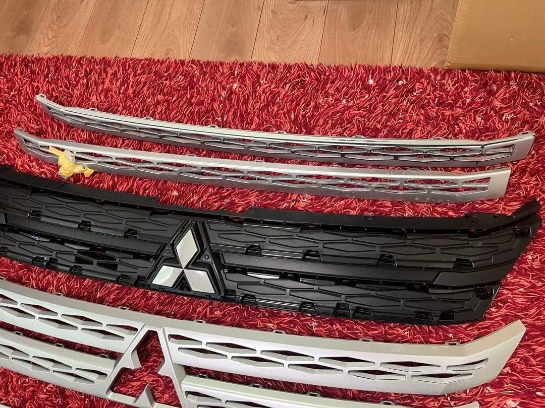 デリカD5純正 標準フロントグリル