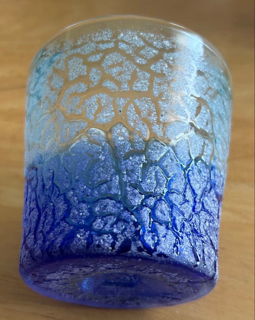 稲嶺盛吉作。琉球宙吹ガラス工房「虹」青のグラデーションガラスカップ