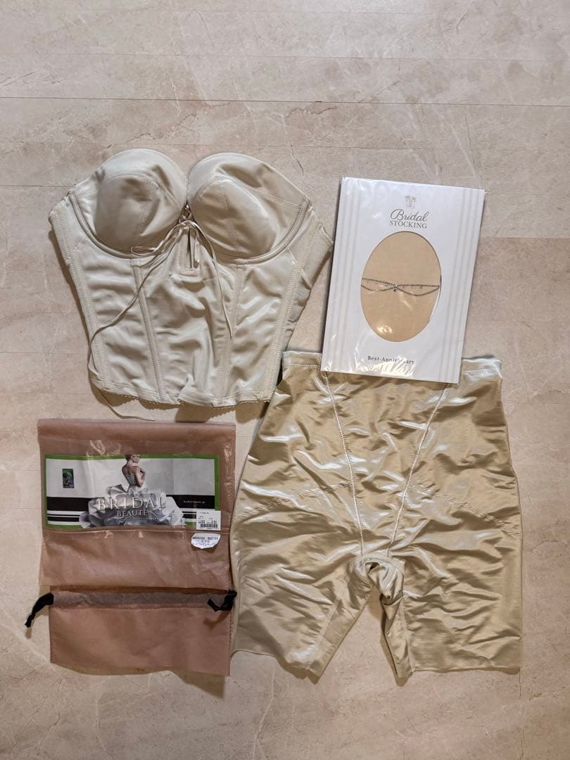 BRIDAL BEAUTE バックレスビスチェ E70