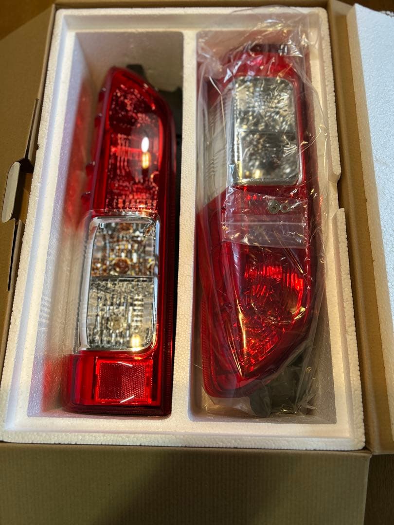 純正トヨタハイエース200系 純正テールランプ左右セット