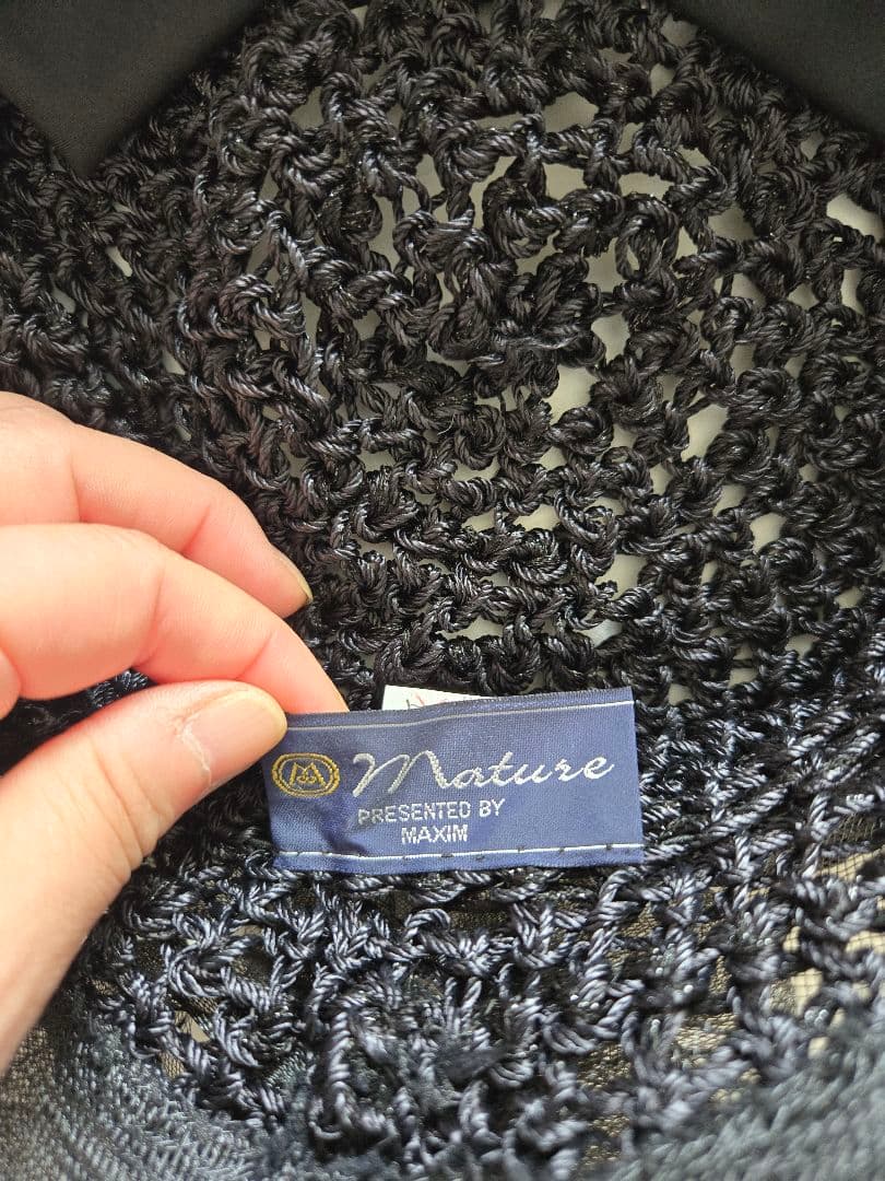 マキシン　黒いフラワー装飾付きハット