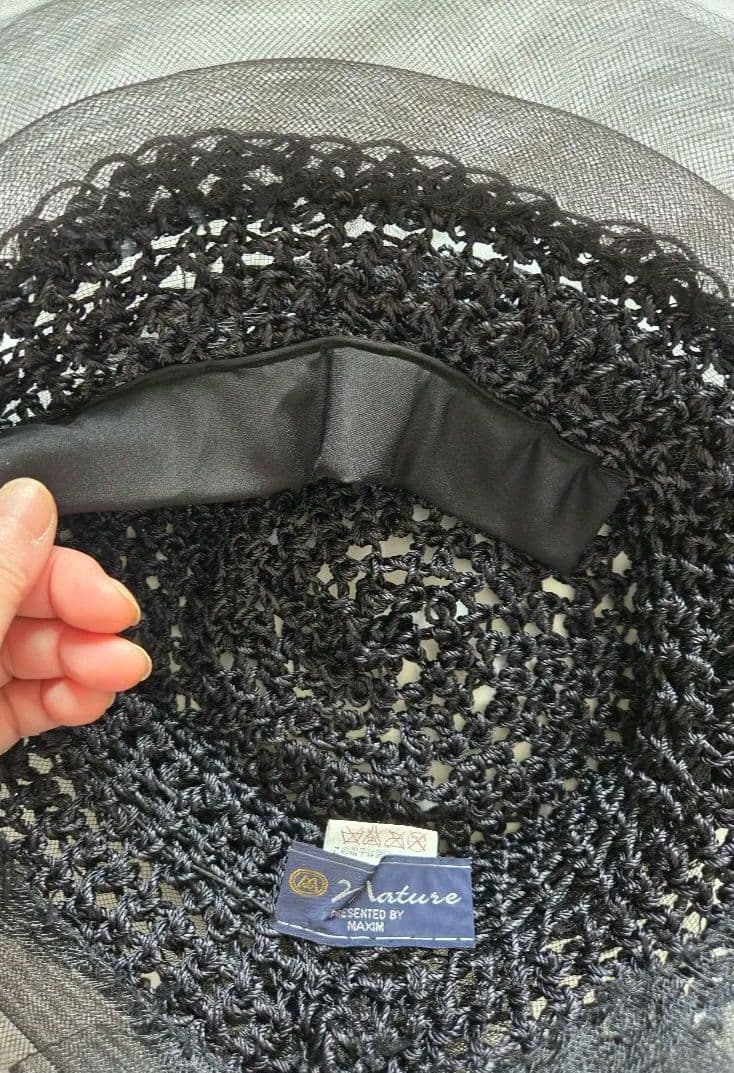 マキシン　黒いフラワー装飾付きハット