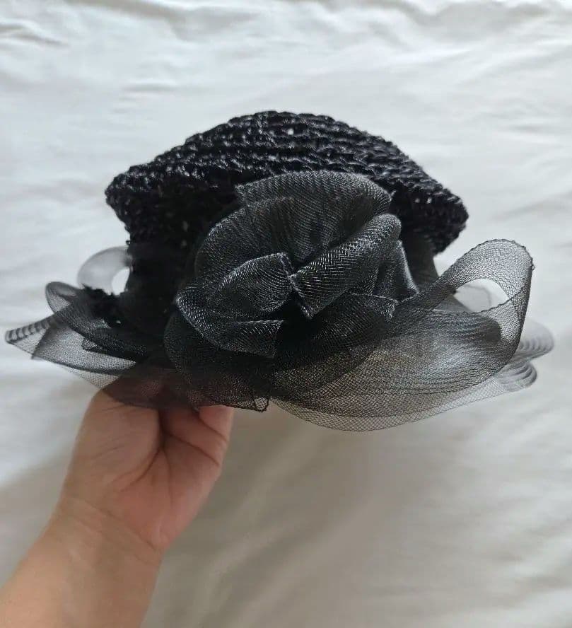 マキシン　黒いフラワー装飾付きハット