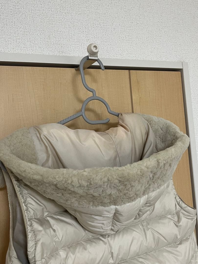 EMMETI DANIEL ダニエル ムートン ダウン ベスト フード トグル