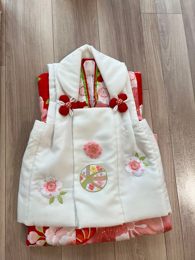 七五三用刺繍入り着物 白赤花柄