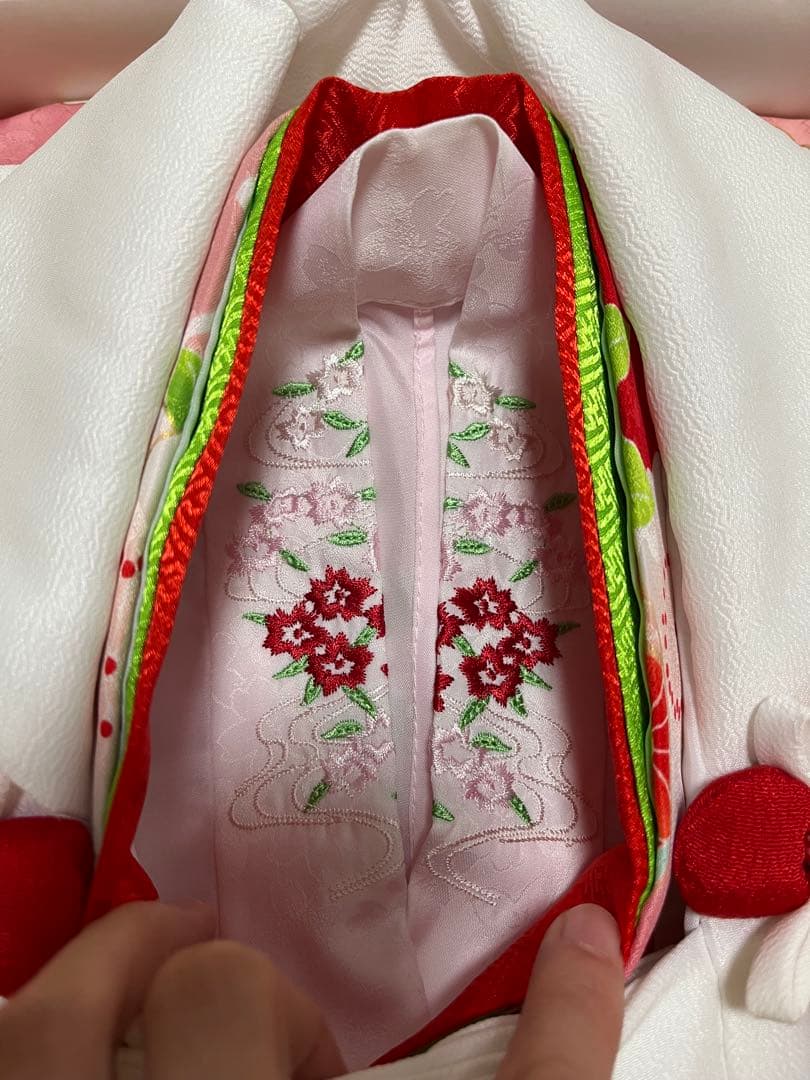 七五三用刺繍入り着物 白赤花柄