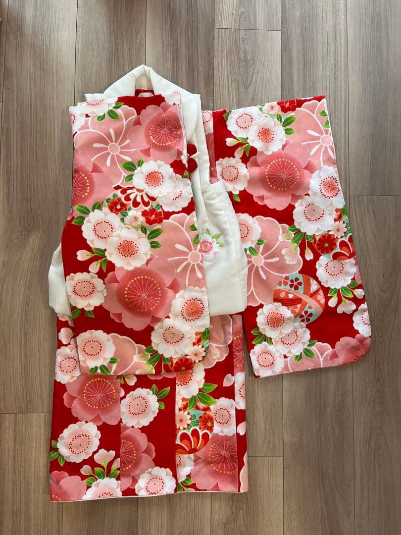 七五三用刺繍入り着物 白赤花柄