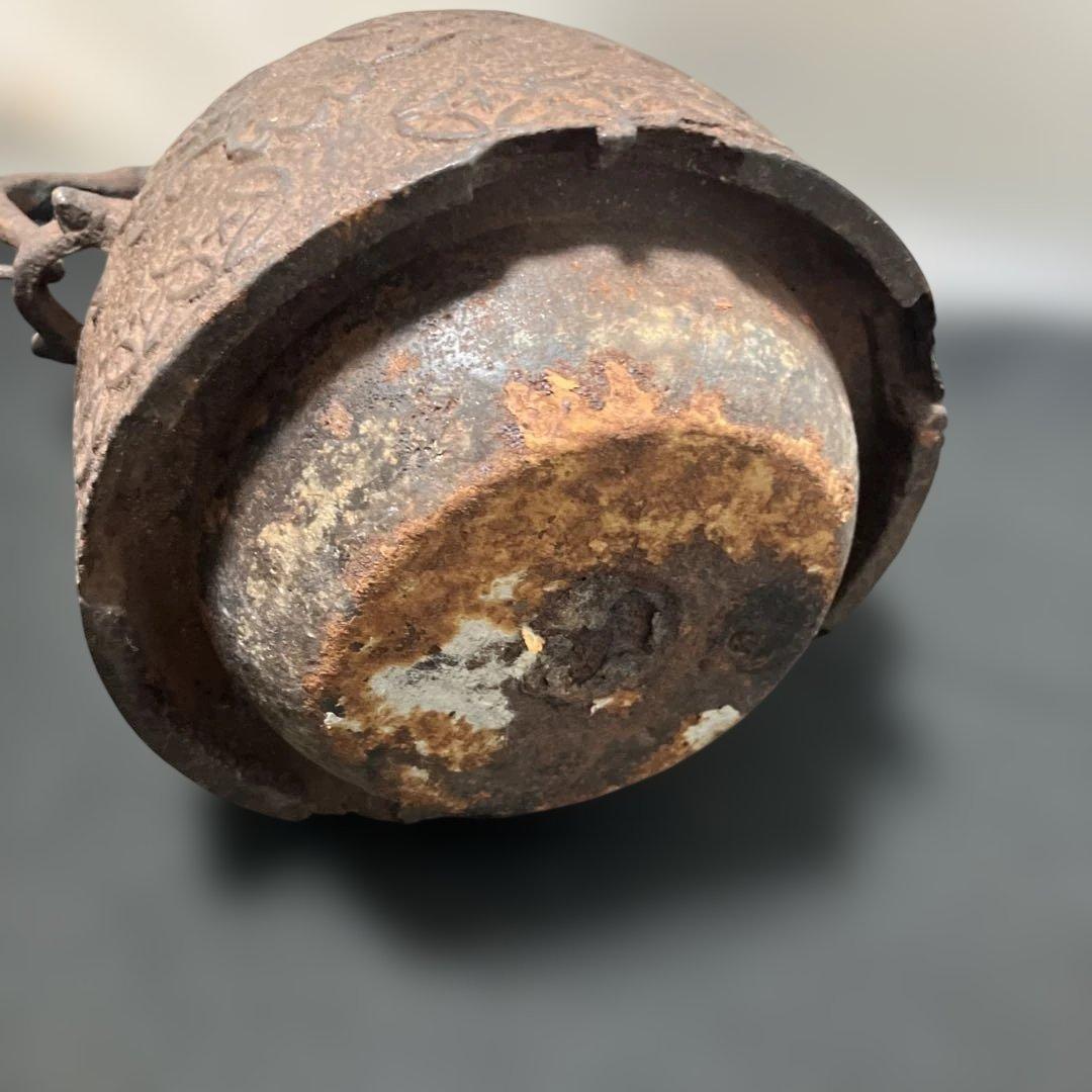 (1-208)鉄製彫刻模様の鉄瓶