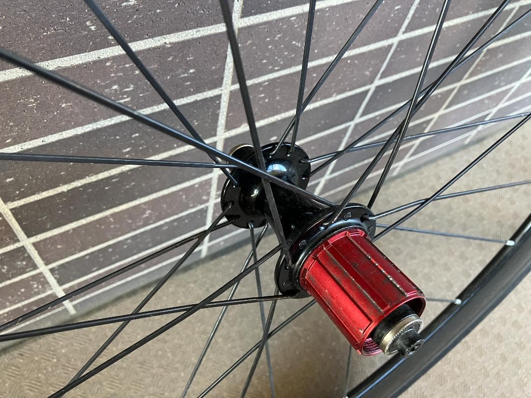 リア：中華カーボン　フロント：SHIMANO WH-7701　チューブラー