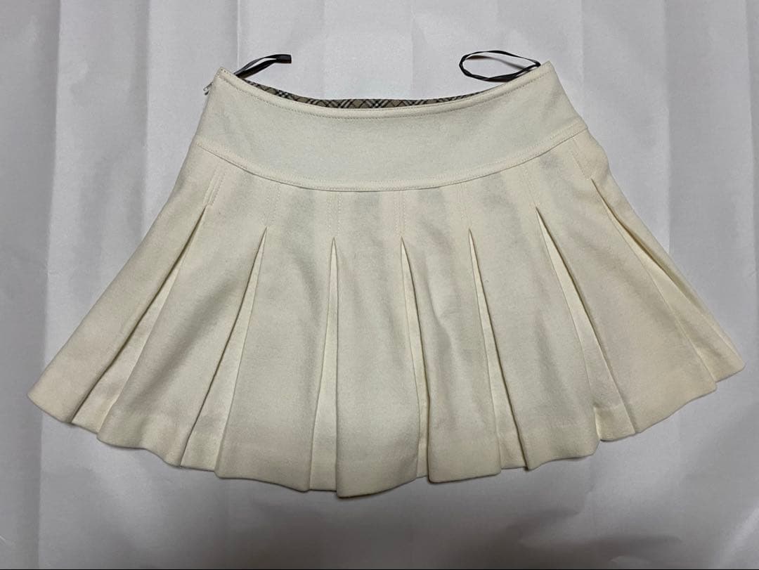 バーバリーブルーレーベル白無地プリーツスカート