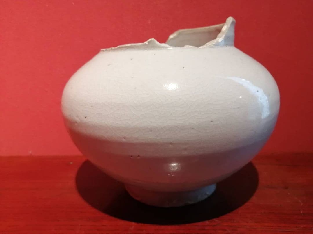 李朝白磁　丸壺（割れ、欠け、窯傷あり）