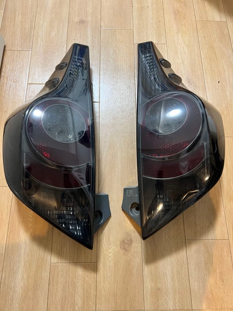 NHP10前期純正テール スモークカバー付き 2個セット