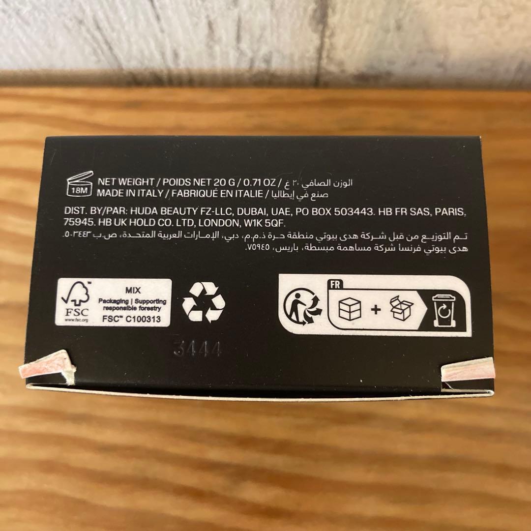新品・未使用！　huda beauty　２０g　セッティングパウダー