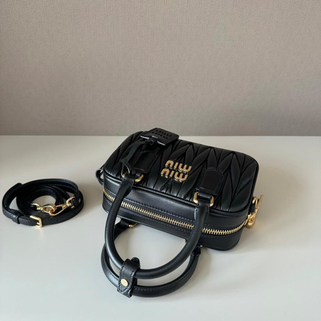 大人気！MIU MIU ハンドバッグ　ブラック　キルティングデザイン