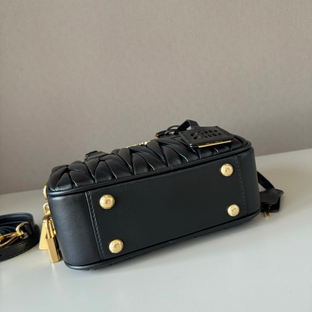 大人気！MIU MIU ハンドバッグ　ブラック　キルティングデザイン