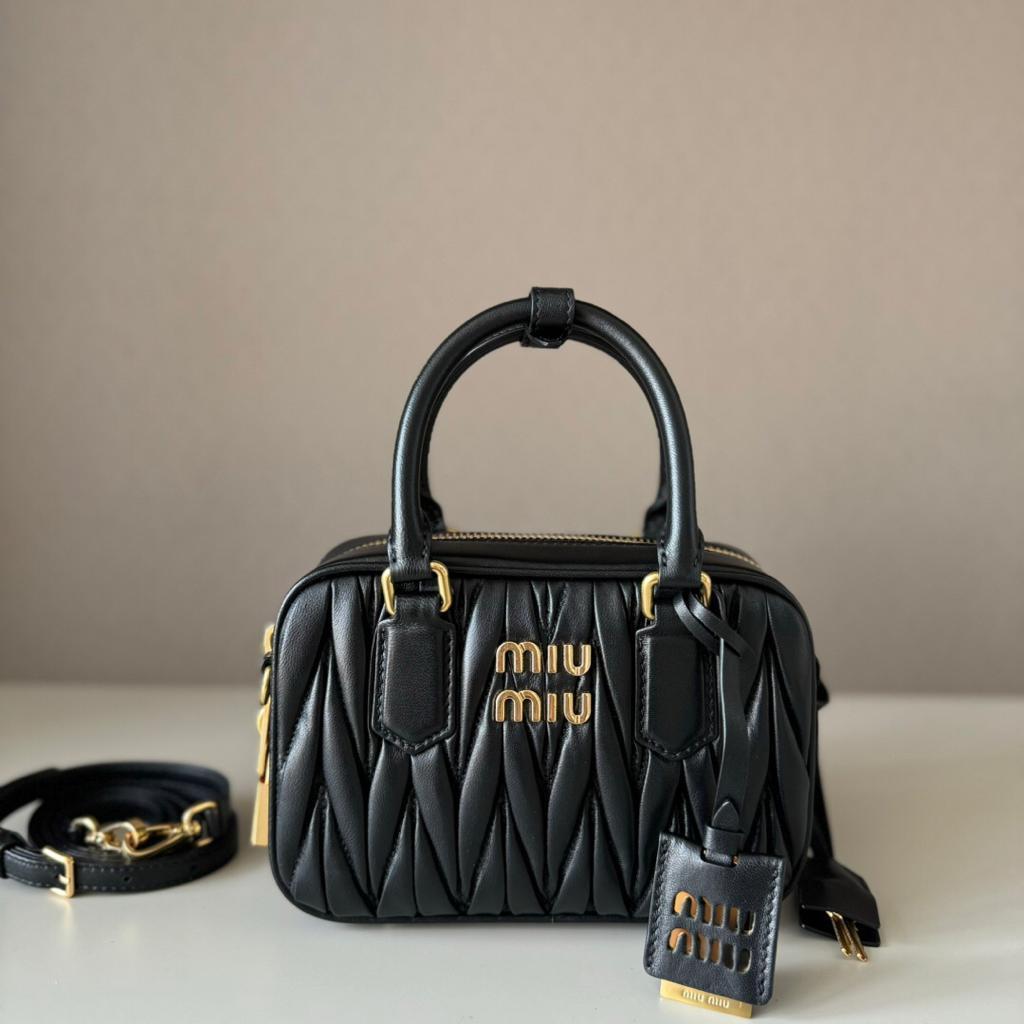 大人気！MIU MIU ハンドバッグ　ブラック　キルティングデザイン