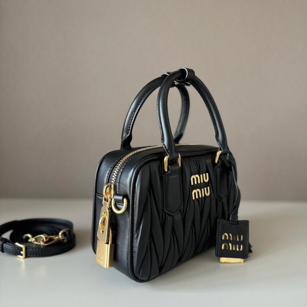 大人気！MIU MIU ハンドバッグ　ブラック　キルティングデザイン