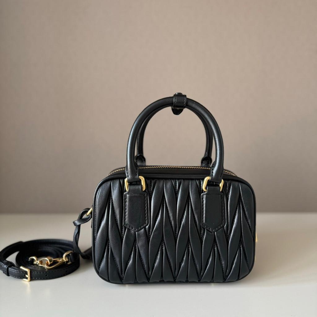 大人気！MIU MIU ハンドバッグ　ブラック　キルティングデザイン