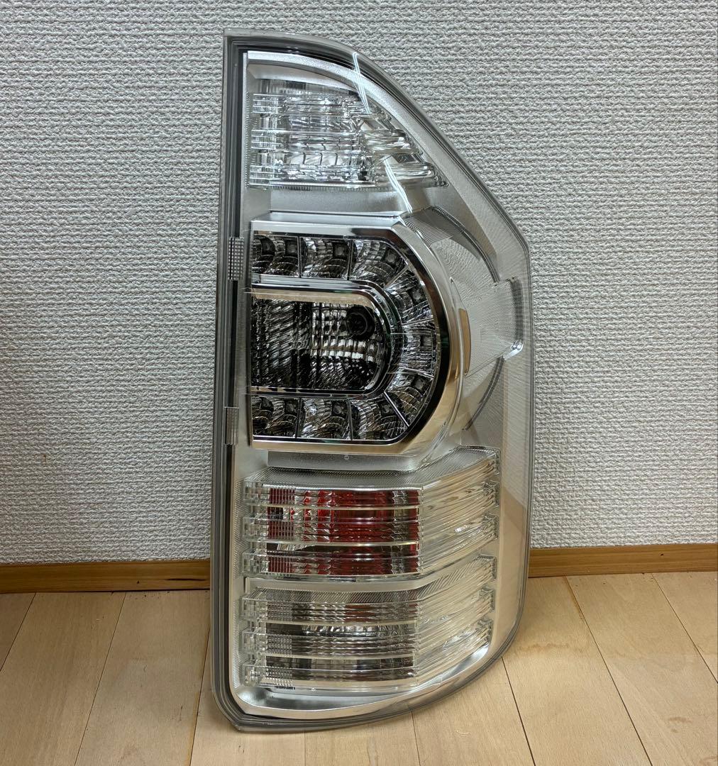 ヴォクシー 後期 ZRR70右 テールライト LED テールランプ 28-220