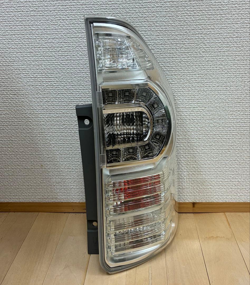 ヴォクシー 後期 ZRR70右 テールライト LED テールランプ 28-220