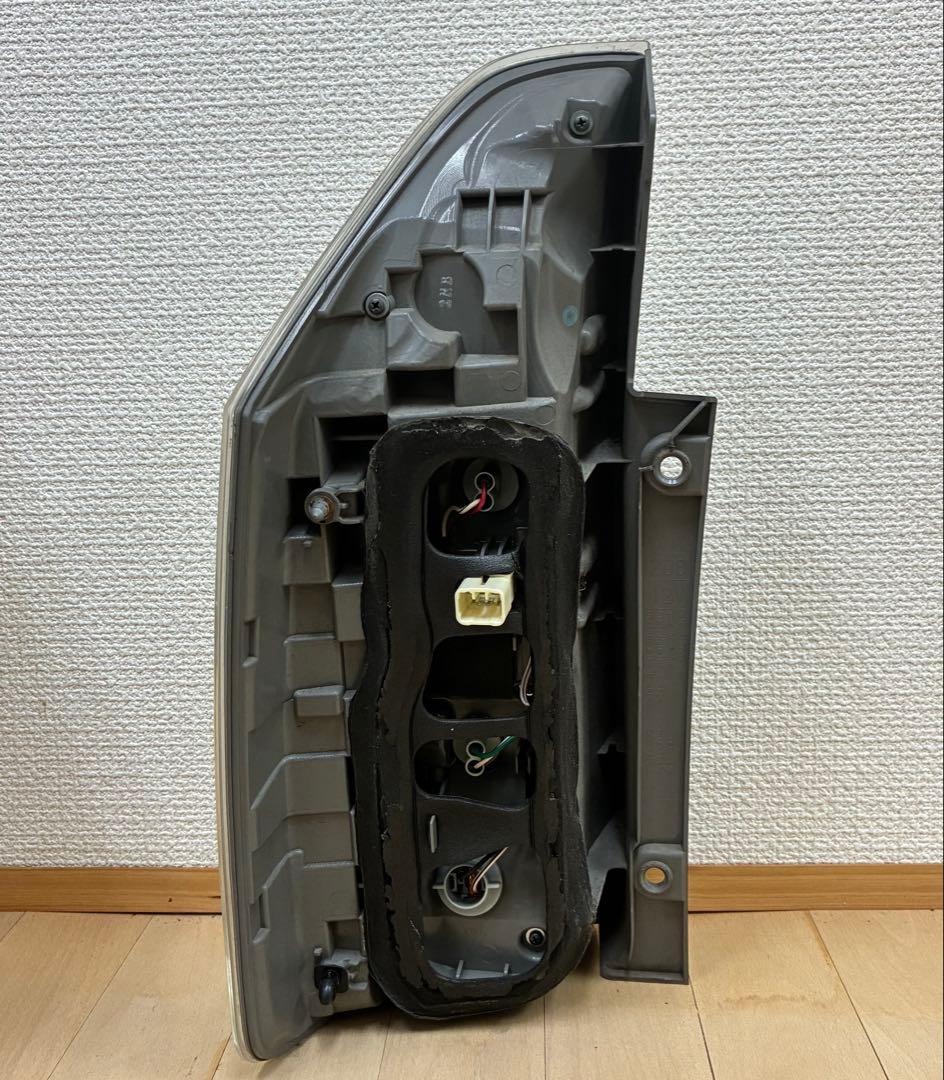ヴォクシー 後期 ZRR70右 テールライト LED テールランプ 28-220